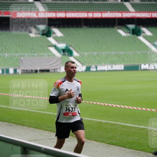 05.10.2025 - 20. swb-Marathon Bremen Michael Burmester http://msf.ph/oto/9323864 05.10.2025 12:13:01 Laufen im Stadion 529, 542, 600, 1113, 1437, 1509, 1771, 1948, 2053, 2116, 2159, 2292, 717, 2053 meine-sportfotos.de