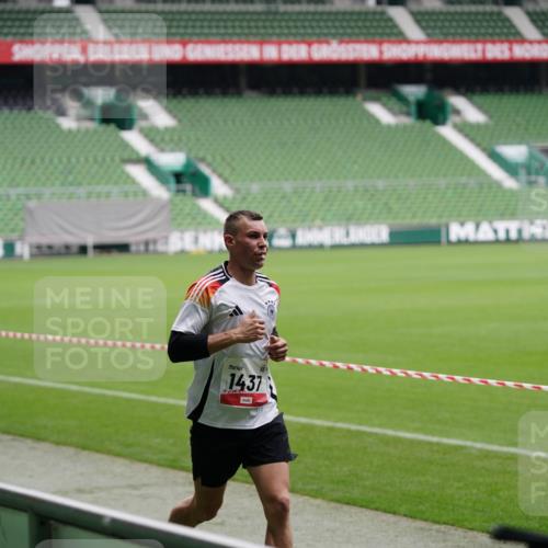 05.10.2025 - 20. swb-Marathon Bremen Michael Burmester http://msf.ph/oto/9323866 05.10.2025 12:13:01 Laufen im Stadion 529, 542, 600, 1113, 1437, 1509, 1771, 1948, 2053, 2116, 2159, 2292, 717, 2053 meine-sportfotos.de