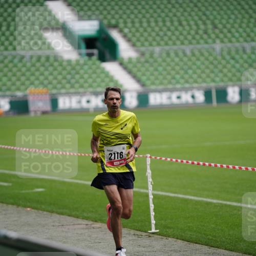 05.10.2025 - 20. swb-Marathon Bremen Michael Burmester http://msf.ph/oto/9323868 05.10.2025 12:13:04 Laufen im Stadion 410, 529, 542, 600, 1113, 1437, 1509, 1771, 1948, 2116, 2159, 2292, 717, 2053 meine-sportfotos.de
