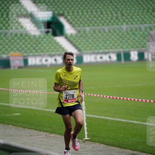05.10.2025 - 20. swb-Marathon Bremen Michael Burmester http://msf.ph/oto/9323870 05.10.2025 12:13:04 Laufen im Stadion 410, 529, 542, 600, 1113, 1437, 1509, 1771, 1948, 2116, 2159, 2292, 717, 2053 meine-sportfotos.de
