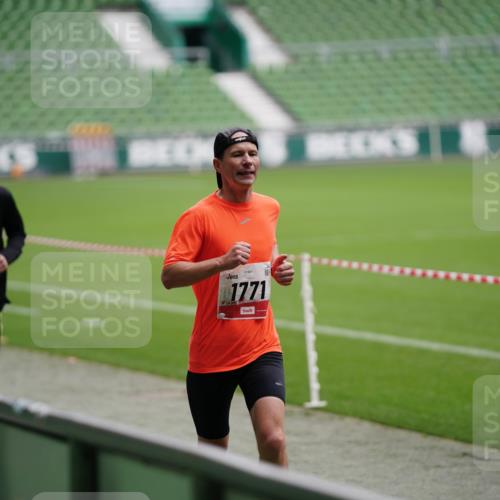 05.10.2025 - 20. swb-Marathon Bremen Michael Burmester http://msf.ph/oto/9323872 05.10.2025 12:13:09 Laufen im Stadion 304, 410, 529, 542, 600, 1113, 1437, 1509, 1771, 1948, 2116, 2159, 2292, 717, 2053 meine-sportfotos.de