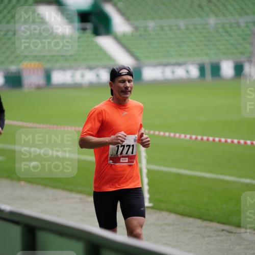 05.10.2025 - 20. swb-Marathon Bremen Michael Burmester http://msf.ph/oto/9323874 05.10.2025 12:13:09 Laufen im Stadion 304, 410, 529, 542, 600, 1113, 1437, 1509, 1771, 1948, 2116, 2159, 2292, 717, 2053 meine-sportfotos.de