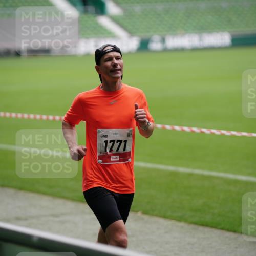 05.10.2025 - 20. swb-Marathon Bremen Michael Burmester http://msf.ph/oto/9323876 05.10.2025 12:13:10 Laufen im Stadion 304, 410, 529, 542, 600, 1113, 1437, 1509, 1771, 1948, 2116, 2159, 2292, 717, 2053 meine-sportfotos.de