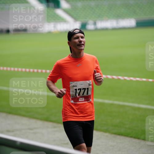 05.10.2025 - 20. swb-Marathon Bremen Michael Burmester http://msf.ph/oto/9323878 05.10.2025 12:13:11 Laufen im Stadion 304, 410, 529, 542, 600, 1113, 1437, 1509, 1771, 1948, 2116, 2159, 2292, 717, 2053 meine-sportfotos.de