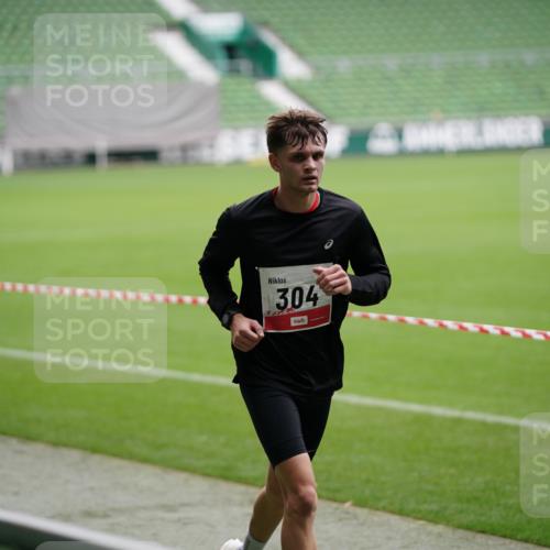 05.10.2025 - 20. swb-Marathon Bremen Michael Burmester http://msf.ph/oto/9323880 05.10.2025 12:13:11 Laufen im Stadion 304, 410, 529, 542, 600, 1113, 1437, 1509, 1771, 1948, 2116, 2159, 2292, 717, 2053 meine-sportfotos.de
