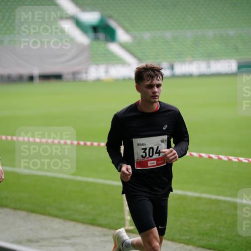 05.10.2025 - 20. swb-Marathon Bremen Michael Burmester http://msf.ph/oto/9323882 05.10.2025 12:13:12 Laufen im Stadion 304, 410, 529, 542, 600, 1113, 1437, 1509, 1771, 1948, 2116, 2159, 2292, 717, 2053 meine-sportfotos.de