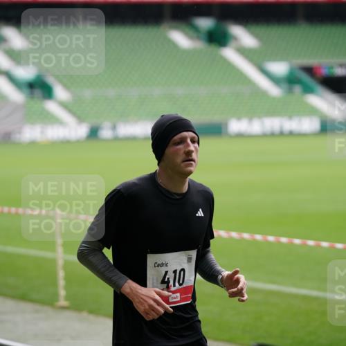 05.10.2025 - 20. swb-Marathon Bremen Michael Burmester http://msf.ph/oto/9323884 05.10.2025 12:13:12 Laufen im Stadion 304, 410, 529, 542, 600, 1113, 1437, 1509, 1771, 1948, 2116, 2159, 2292, 717, 2053 meine-sportfotos.de