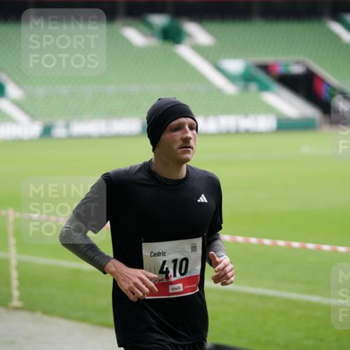 05.10.2025 - 20. swb-Marathon Bremen Michael Burmester http://msf.ph/oto/9323886 05.10.2025 12:13:13 Laufen im Stadion 304, 410, 529, 542, 600, 1113, 1437, 1509, 1771, 1948, 2116, 2159, 2292, 717, 2053 meine-sportfotos.de