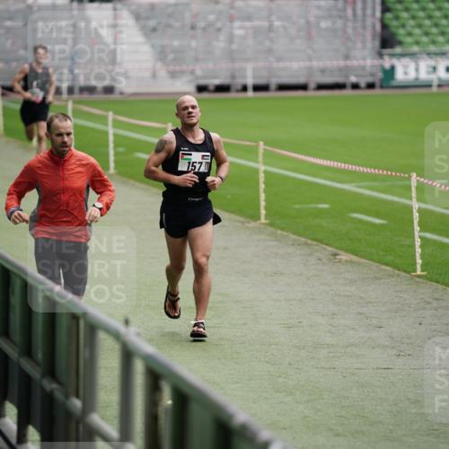 05.10.2025 - 20. swb-Marathon Bremen Michael Burmester http://msf.ph/oto/9323888 05.10.2025 12:14:19 Laufen im Stadion 157, 304, 410 meine-sportfotos.de