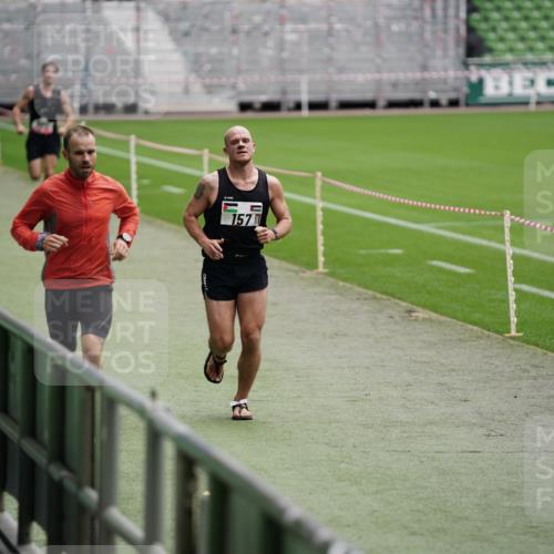 05.10.2025 - 20. swb-Marathon Bremen Michael Burmester http://msf.ph/oto/9323890 05.10.2025 12:14:19 Laufen im Stadion 157, 304, 410 meine-sportfotos.de