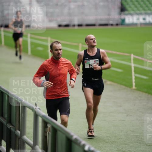 05.10.2025 - 20. swb-Marathon Bremen Michael Burmester http://msf.ph/oto/9323892 05.10.2025 12:14:20 Laufen im Stadion 157, 304, 410 meine-sportfotos.de