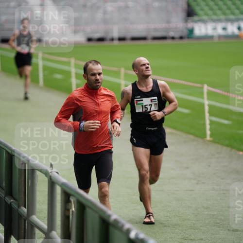 05.10.2025 - 20. swb-Marathon Bremen Michael Burmester http://msf.ph/oto/9323894 05.10.2025 12:14:20 Laufen im Stadion 157, 304, 410 meine-sportfotos.de