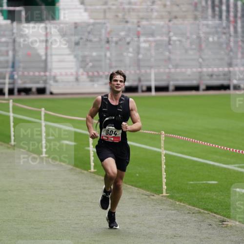 05.10.2025 - 20. swb-Marathon Bremen Michael Burmester http://msf.ph/oto/9323896 05.10.2025 12:14:24 Laufen im Stadion 157, 604, 304, 410 meine-sportfotos.de
