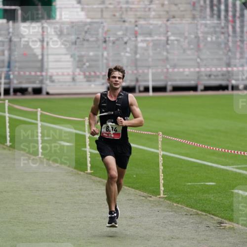 05.10.2025 - 20. swb-Marathon Bremen Michael Burmester http://msf.ph/oto/9323898 05.10.2025 12:14:24 Laufen im Stadion 157, 604, 304, 410 meine-sportfotos.de
