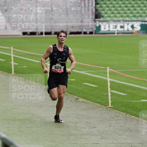 05.10.2025 - 20. swb-Marathon Bremen Michael Burmester http://msf.ph/oto/9323900 05.10.2025 12:14:25 Laufen im Stadion 157, 604, 304 meine-sportfotos.de