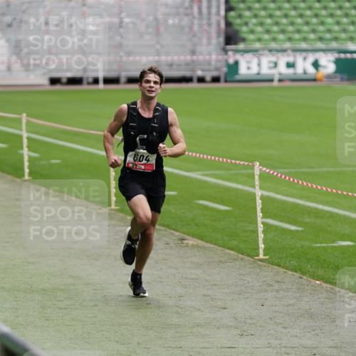 05.10.2025 - 20. swb-Marathon Bremen Michael Burmester http://msf.ph/oto/9323902 05.10.2025 12:14:25 Laufen im Stadion 157, 604, 304 meine-sportfotos.de