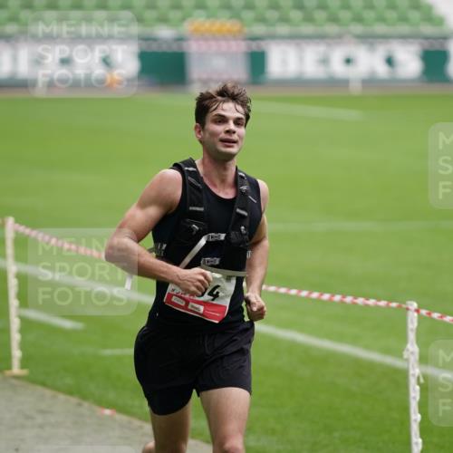05.10.2025 - 20. swb-Marathon Bremen Michael Burmester http://msf.ph/oto/9323908 05.10.2025 12:14:28 Laufen im Stadion 157, 604 meine-sportfotos.de