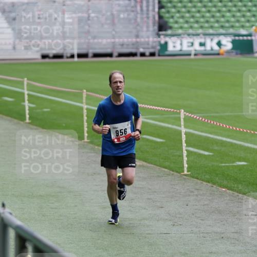 05.10.2025 - 20. swb-Marathon Bremen Michael Burmester http://msf.ph/oto/9323910 05.10.2025 12:14:34 Laufen im Stadion 157, 604, 956 meine-sportfotos.de