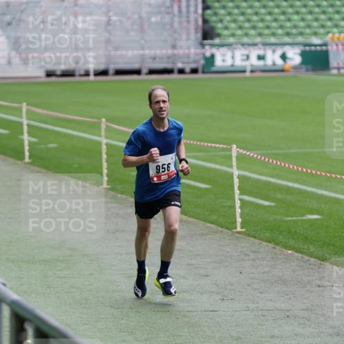 05.10.2025 - 20. swb-Marathon Bremen Michael Burmester http://msf.ph/oto/9323912 05.10.2025 12:14:35 Laufen im Stadion 157, 604, 956 meine-sportfotos.de