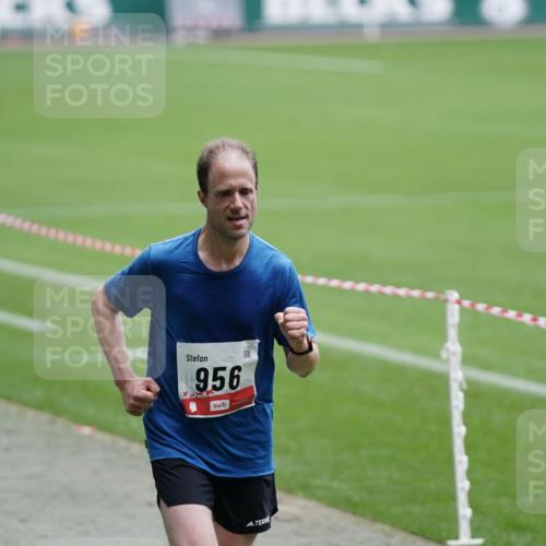 05.10.2025 - 20. swb-Marathon Bremen Michael Burmester http://msf.ph/oto/9323914 05.10.2025 12:14:36 Laufen im Stadion 157, 604, 956 meine-sportfotos.de