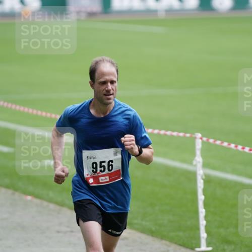 05.10.2025 - 20. swb-Marathon Bremen Michael Burmester http://msf.ph/oto/9323916 05.10.2025 12:14:36 Laufen im Stadion 157, 604, 956 meine-sportfotos.de