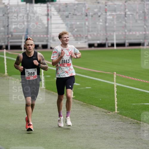 05.10.2025 - 20. swb-Marathon Bremen Michael Burmester http://msf.ph/oto/9323918 05.10.2025 12:15:29 Laufen im Stadion 309, 956, 1663, 157, 604 meine-sportfotos.de