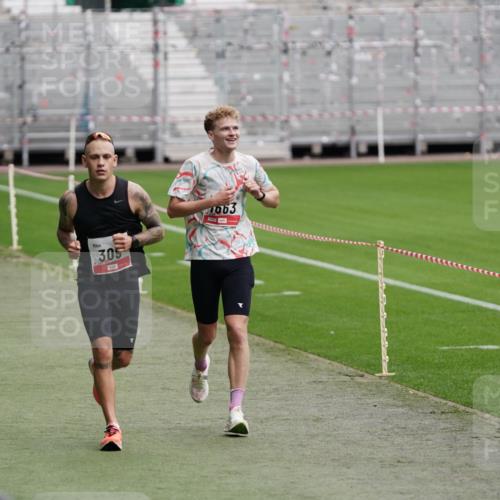 05.10.2025 - 20. swb-Marathon Bremen Michael Burmester http://msf.ph/oto/9323920 05.10.2025 12:15:29 Laufen im Stadion 309, 956, 1663, 157, 604 meine-sportfotos.de