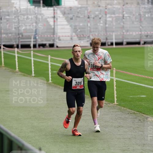 05.10.2025 - 20. swb-Marathon Bremen Michael Burmester http://msf.ph/oto/9323922 05.10.2025 12:15:31 Laufen im Stadion 309, 1663, 157, 604, 956 meine-sportfotos.de