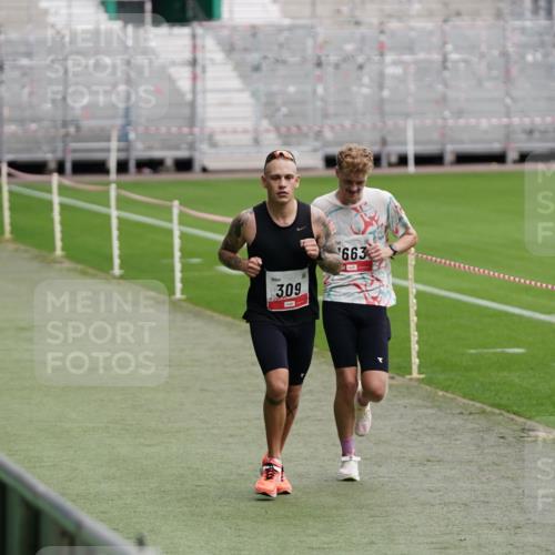 05.10.2025 - 20. swb-Marathon Bremen Michael Burmester http://msf.ph/oto/9323924 05.10.2025 12:15:31 Laufen im Stadion 309, 1663, 157, 604, 956 meine-sportfotos.de