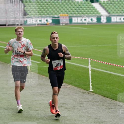 05.10.2025 - 20. swb-Marathon Bremen Michael Burmester http://msf.ph/oto/9323928 05.10.2025 12:15:34 Laufen im Stadion 309, 1663, 157, 604, 956 meine-sportfotos.de