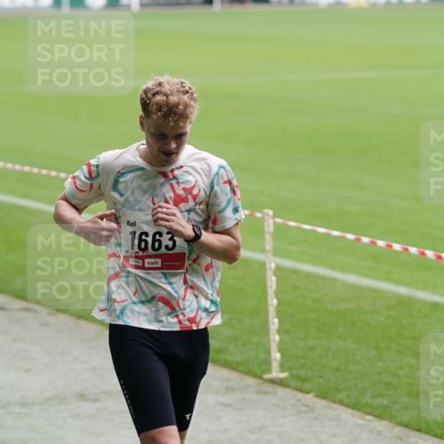 05.10.2025 - 20. swb-Marathon Bremen Michael Burmester http://msf.ph/oto/9323930 05.10.2025 12:15:37 Laufen im Stadion 309, 1663, 604, 956 meine-sportfotos.de