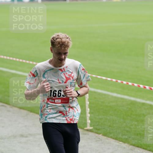 05.10.2025 - 20. swb-Marathon Bremen Michael Burmester http://msf.ph/oto/9323932 05.10.2025 12:15:37 Laufen im Stadion 309, 1663, 604, 956 meine-sportfotos.de