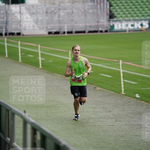 05.10.2025 - 20. swb-Marathon Bremen Michael Burmester http://msf.ph/oto/9323934 05.10.2025 12:17:13 Laufen im Stadion 705, 888 meine-sportfotos.de