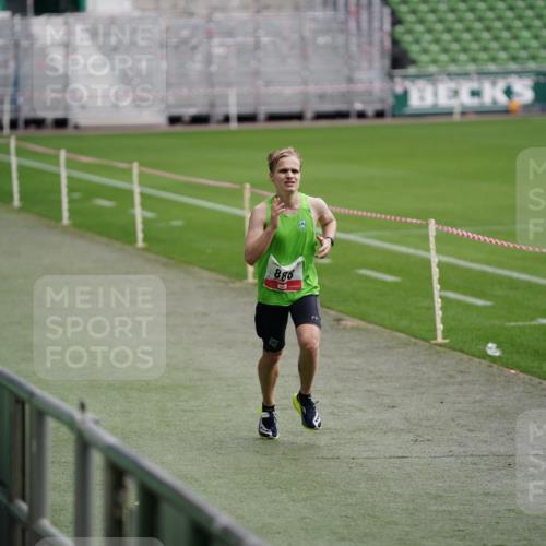 05.10.2025 - 20. swb-Marathon Bremen Michael Burmester http://msf.ph/oto/9323936 05.10.2025 12:17:13 Laufen im Stadion 705, 888 meine-sportfotos.de