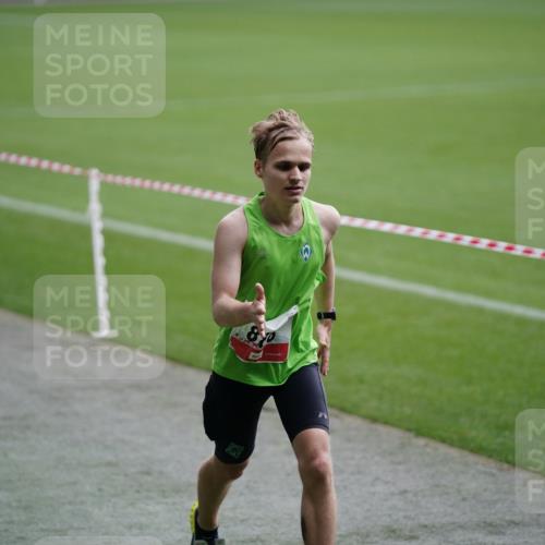 05.10.2025 - 20. swb-Marathon Bremen Michael Burmester http://msf.ph/oto/9323938 05.10.2025 12:17:16 Laufen im Stadion 705, 888 meine-sportfotos.de