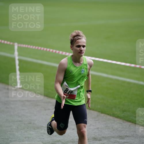05.10.2025 - 20. swb-Marathon Bremen Michael Burmester http://msf.ph/oto/9323940 05.10.2025 12:17:16 Laufen im Stadion 705, 888 meine-sportfotos.de