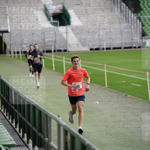 05.10.2025 - 20. swb-Marathon Bremen Michael Burmester http://msf.ph/oto/9323942 05.10.2025 12:17:25 Laufen im Stadion 705, 888, 1632, 1994 meine-sportfotos.de