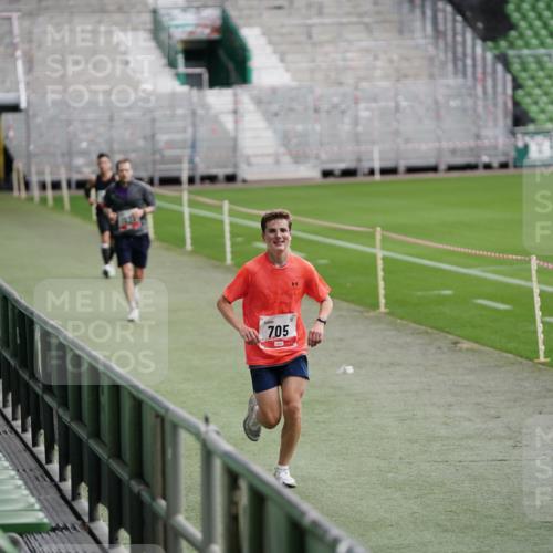 05.10.2025 - 20. swb-Marathon Bremen Michael Burmester http://msf.ph/oto/9323944 05.10.2025 12:17:25 Laufen im Stadion 705, 888, 1632, 1994 meine-sportfotos.de