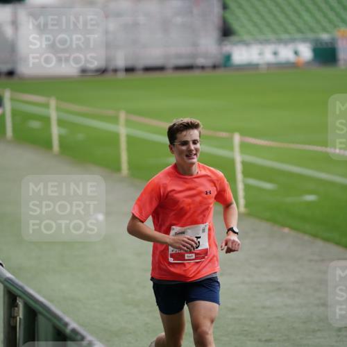 05.10.2025 - 20. swb-Marathon Bremen Michael Burmester http://msf.ph/oto/9323946 05.10.2025 12:17:28 Laufen im Stadion 705, 888, 1632, 1994 meine-sportfotos.de