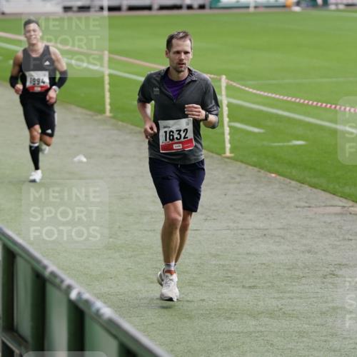 05.10.2025 - 20. swb-Marathon Bremen Michael Burmester http://msf.ph/oto/9323948 05.10.2025 12:17:32 Laufen im Stadion 705, 888, 1632, 1994 meine-sportfotos.de