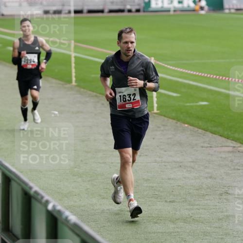 05.10.2025 - 20. swb-Marathon Bremen Michael Burmester http://msf.ph/oto/9323950 05.10.2025 12:17:32 Laufen im Stadion 705, 888, 1632, 1994 meine-sportfotos.de