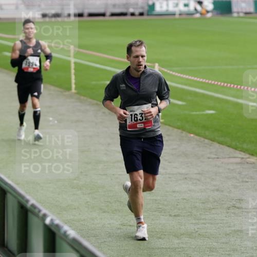05.10.2025 - 20. swb-Marathon Bremen Michael Burmester http://msf.ph/oto/9323952 05.10.2025 12:17:33 Laufen im Stadion 705, 888, 1632, 1994 meine-sportfotos.de