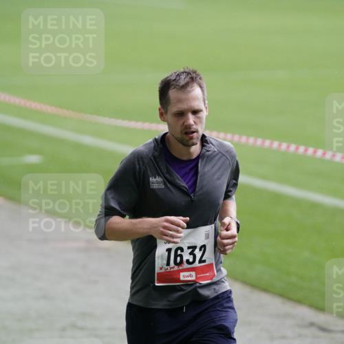 05.10.2025 - 20. swb-Marathon Bremen Michael Burmester http://msf.ph/oto/9323954 05.10.2025 12:17:34 Laufen im Stadion 705, 888, 1632, 1994 meine-sportfotos.de