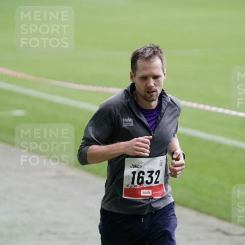 05.10.2025 - 20. swb-Marathon Bremen Michael Burmester http://msf.ph/oto/9323956 05.10.2025 12:17:34 Laufen im Stadion 705, 888, 1632, 1994 meine-sportfotos.de