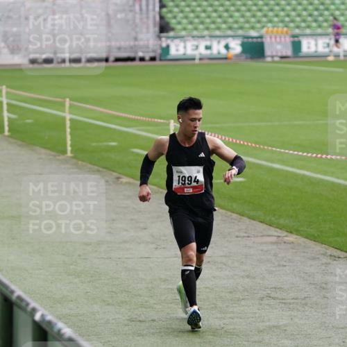05.10.2025 - 20. swb-Marathon Bremen Michael Burmester http://msf.ph/oto/9323958 05.10.2025 12:17:36 Laufen im Stadion 705, 888, 1632, 1994 meine-sportfotos.de
