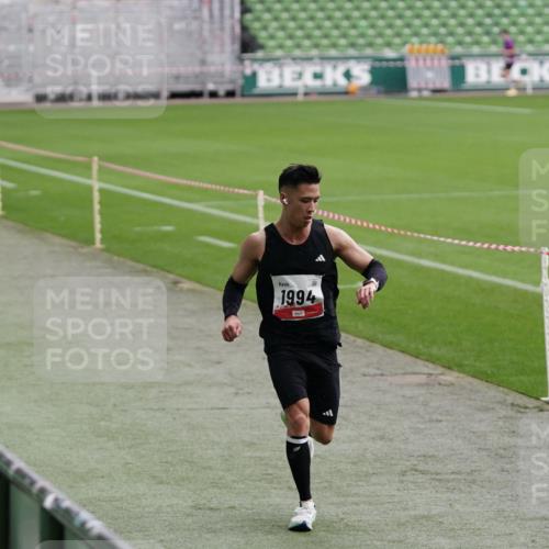 05.10.2025 - 20. swb-Marathon Bremen Michael Burmester http://msf.ph/oto/9323960 05.10.2025 12:17:36 Laufen im Stadion 705, 888, 1632, 1994 meine-sportfotos.de