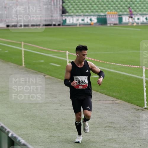 05.10.2025 - 20. swb-Marathon Bremen Michael Burmester http://msf.ph/oto/9323962 05.10.2025 12:17:36 Laufen im Stadion 705, 888, 1632, 1994 meine-sportfotos.de