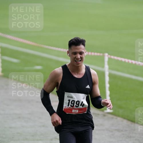 05.10.2025 - 20. swb-Marathon Bremen Michael Burmester http://msf.ph/oto/9323964 05.10.2025 12:17:37 Laufen im Stadion 705, 888, 1632, 1994 meine-sportfotos.de