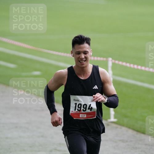 05.10.2025 - 20. swb-Marathon Bremen Michael Burmester http://msf.ph/oto/9323966 05.10.2025 12:17:37 Laufen im Stadion 705, 888, 1632, 1994 meine-sportfotos.de