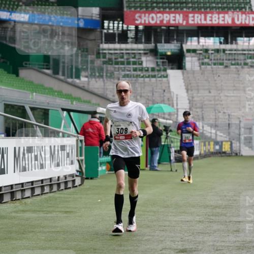 05.10.2025 - 20. swb-Marathon Bremen Michael Burmester http://msf.ph/oto/9323968 05.10.2025 12:18:03 Laufen im Stadion 302, 308, 705, 888, 1632, 1994 meine-sportfotos.de
